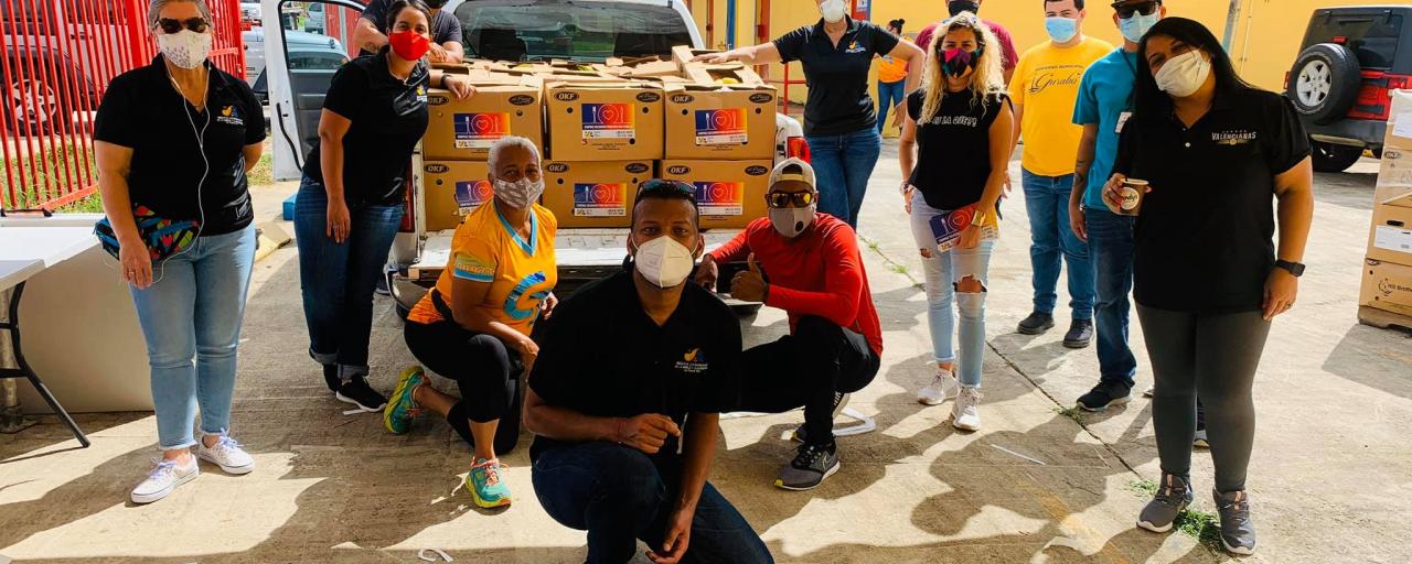 Equipo de voluntarios durante la operación del comedor comunitario