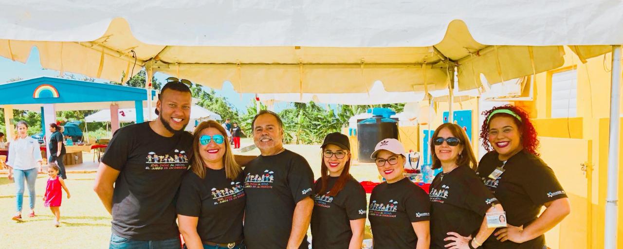 Voluntarios de Casa Ramon serviendo comida durante la pandemia