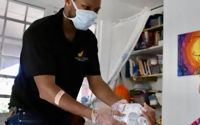 Entrega de donativos de alimentos a la comunidad durante la pandemia.