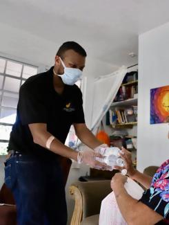 Entrega de donativos de alimentos a la comunidad durante la pandemia.