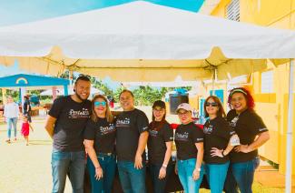 Voluntarios de Casa Ramon serviendo comida durante la pandemia